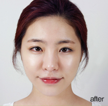 2. Applying DD cream smoothly over the face following the skin texture
